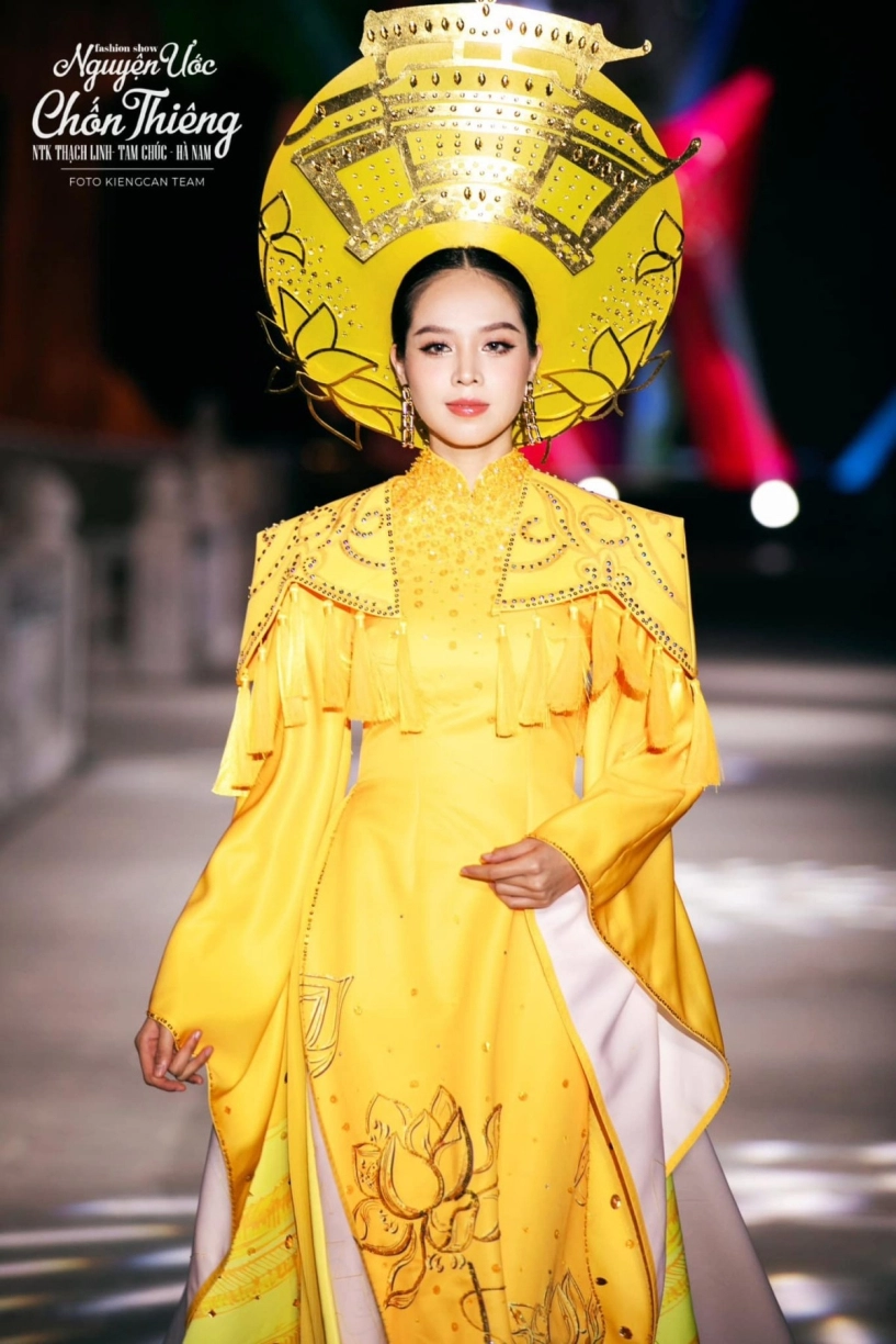 Hoa hậu thanh thủy khoe ảnh đón tết sớm với áo dài cách điệu và nón ba tầm