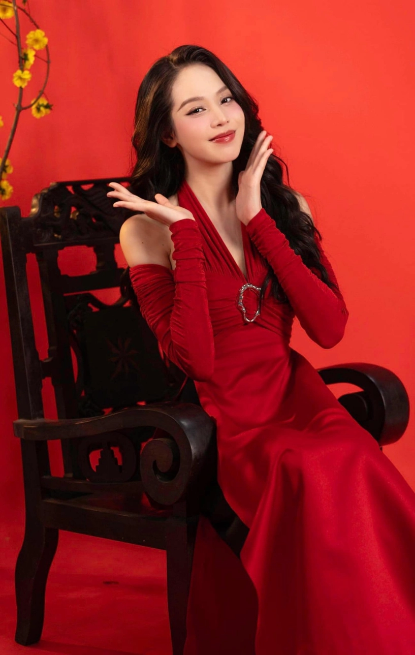 Hoa hậu thanh thủy khoe ảnh đón tết sớm với áo dài cách điệu và nón ba tầm