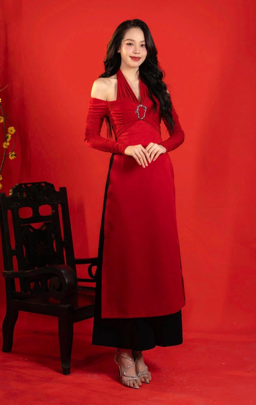 Hoa hậu thanh thủy khoe ảnh đón tết sớm với áo dài cách điệu và nón ba tầm