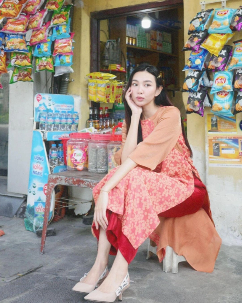 Hoa hậu thùy tiên khoe eo 58cm với áo dài truyền thống đeo một món phụ kiện ai cũng khen tinh tế