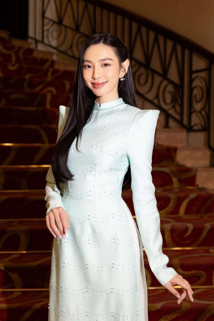 Hoa hậu thùy tiên khoe eo 58cm với áo dài truyền thống đeo một món phụ kiện ai cũng khen tinh tế