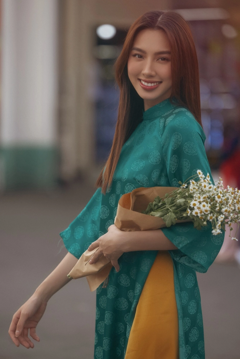 Hoa hậu thùy tiên khoe eo 58cm với áo dài truyền thống đeo một món phụ kiện ai cũng khen tinh tế
