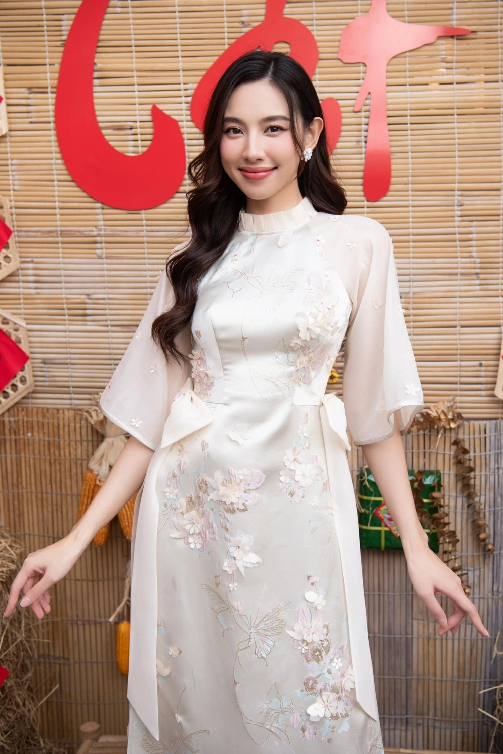 Hoa hậu thùy tiên khoe eo 58cm với áo dài truyền thống đeo một món phụ kiện ai cũng khen tinh tế