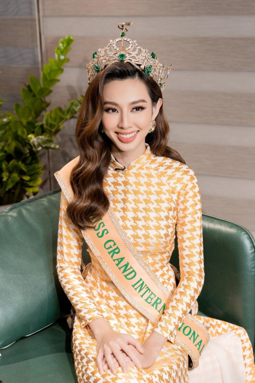 Hoa hậu thùy tiên khoe eo 58cm với áo dài truyền thống đeo một món phụ kiện ai cũng khen tinh tế