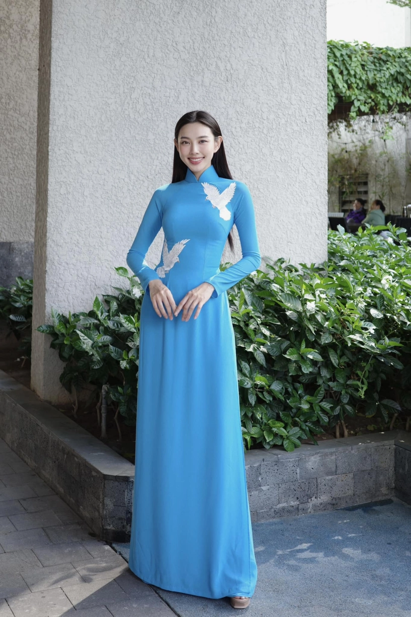 Hoa hậu thùy tiên khoe eo 58cm với áo dài truyền thống đeo một món phụ kiện ai cũng khen tinh tế