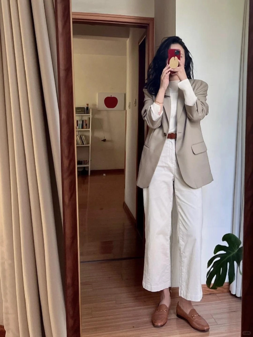 Hội chị em sành điệu đều không mang giày màu đen nữa đây mới là tông màu giày hot nhất thu đông 2024