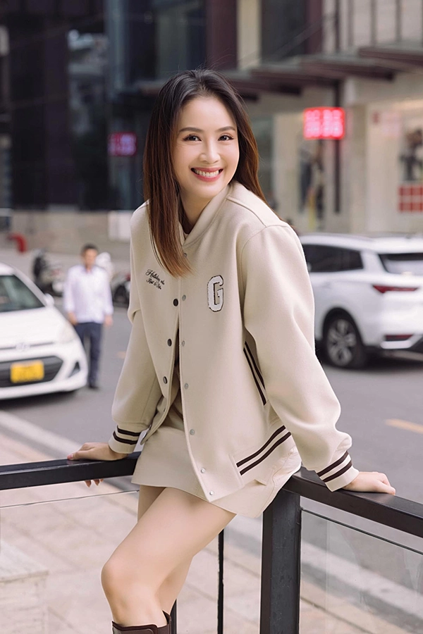 Hồng diễm ăn gian tuổi thật nhờ gu thời trang đời thực đáng tham khảo
