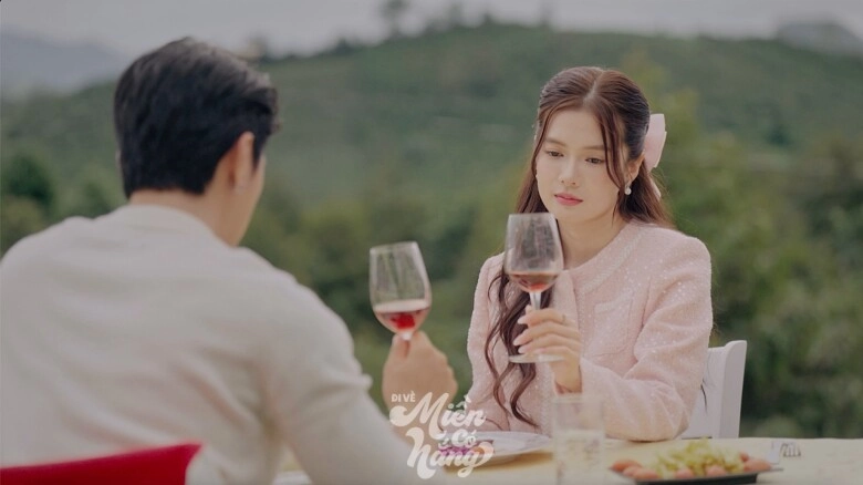 Hot girl đắk lắk liên tục chiếm sóng màn ảnh vtv đã có nhan sắc rực rỡ còn ăn mặc đẹp miễn chê