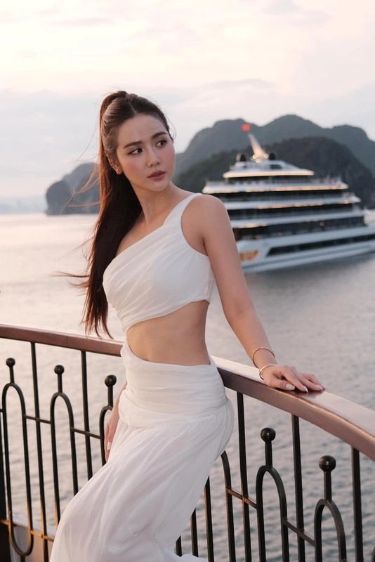 Huyền lizzie đốt mắt khán giả khi diện bikini bé xíu ở hồ bơi