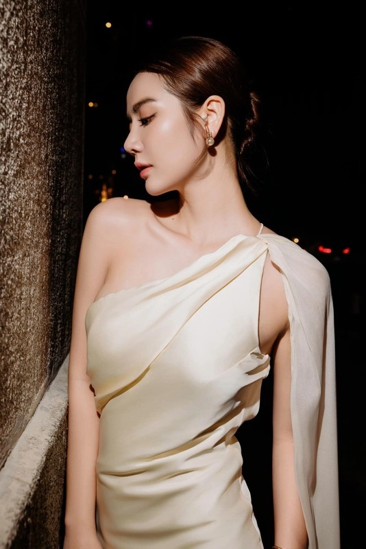 Huyền lizzie đốt mắt khán giả khi diện bikini bé xíu ở hồ bơi