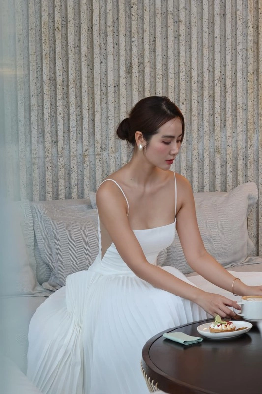 Huyền lizzie đốt mắt khán giả khi diện bikini bé xíu ở hồ bơi