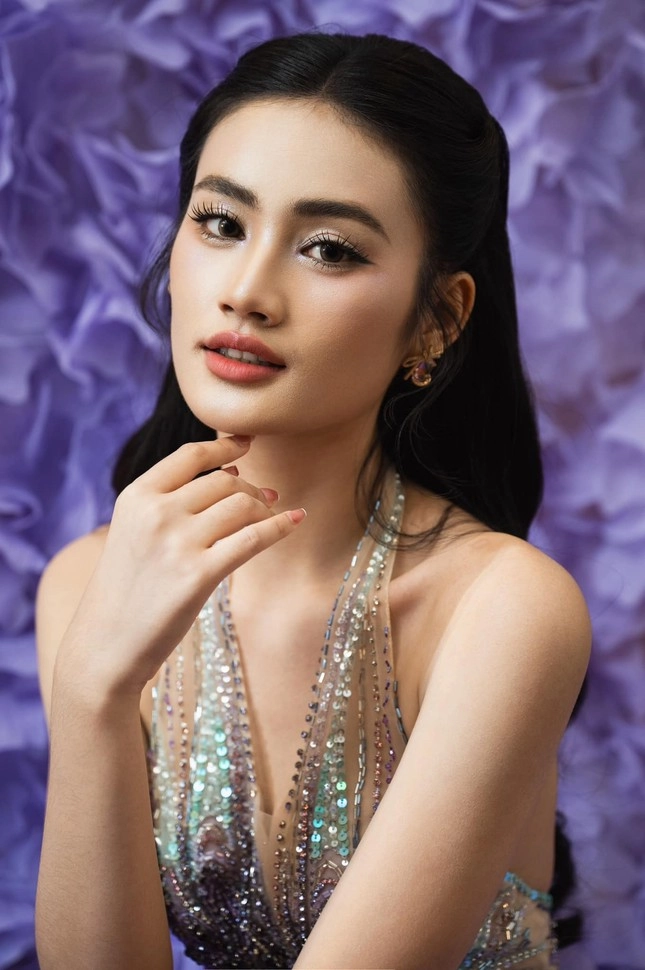 Không còn bị trang phục làm khó nhưng hoa hậu ý nhi vẫn gặp sự cố khi catwalk