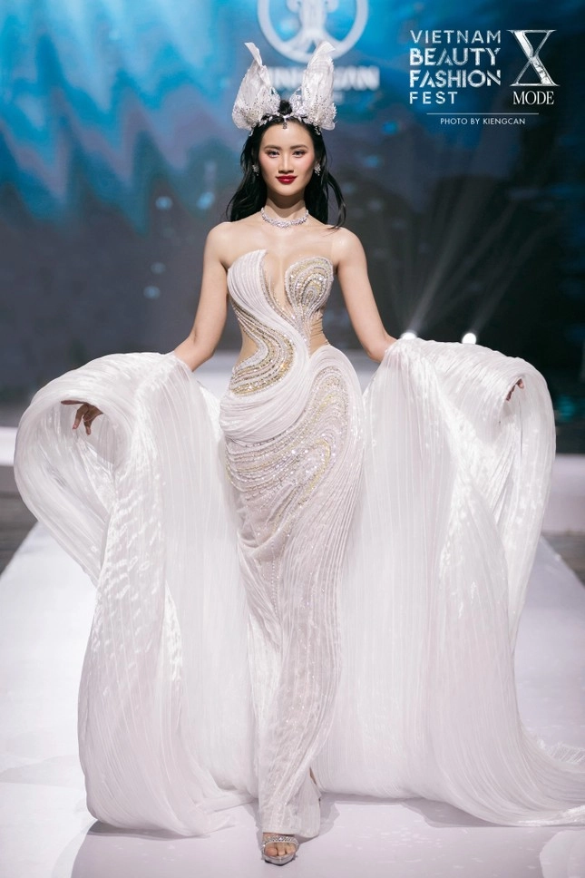 Không còn bị trang phục làm khó nhưng hoa hậu ý nhi vẫn gặp sự cố khi catwalk