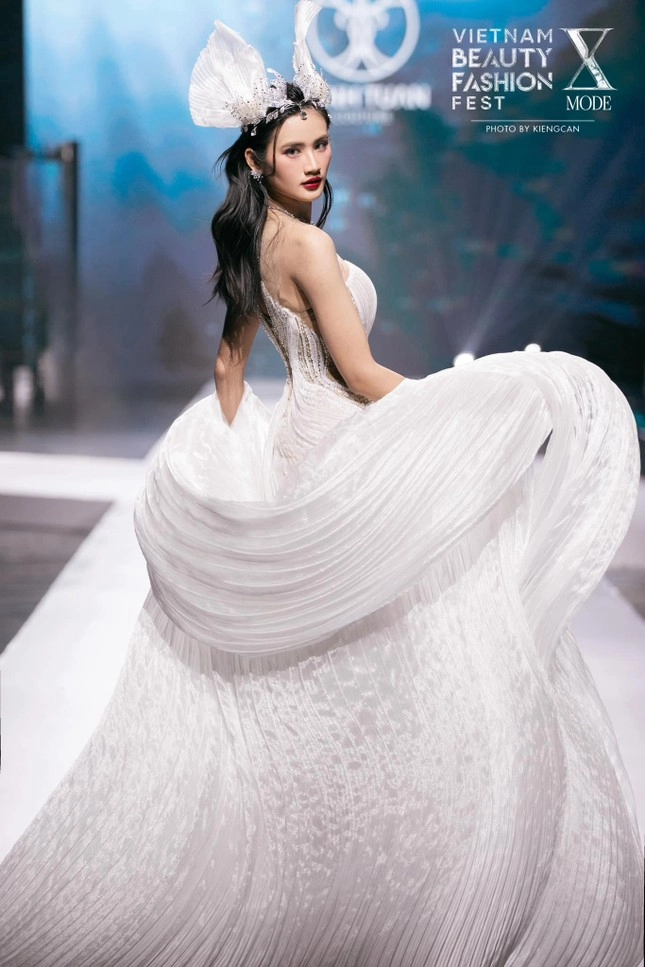 Không còn bị trang phục làm khó nhưng hoa hậu ý nhi vẫn gặp sự cố khi catwalk