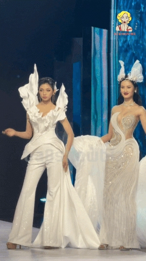 Không còn bị trang phục làm khó nhưng hoa hậu ý nhi vẫn gặp sự cố khi catwalk