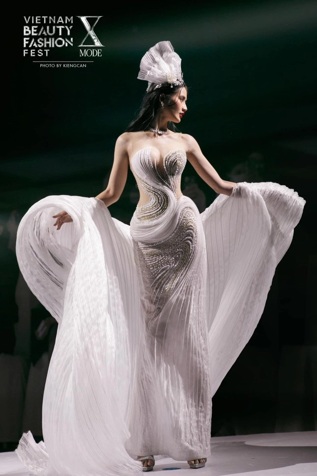 Không còn bị trang phục làm khó nhưng hoa hậu ý nhi vẫn gặp sự cố khi catwalk