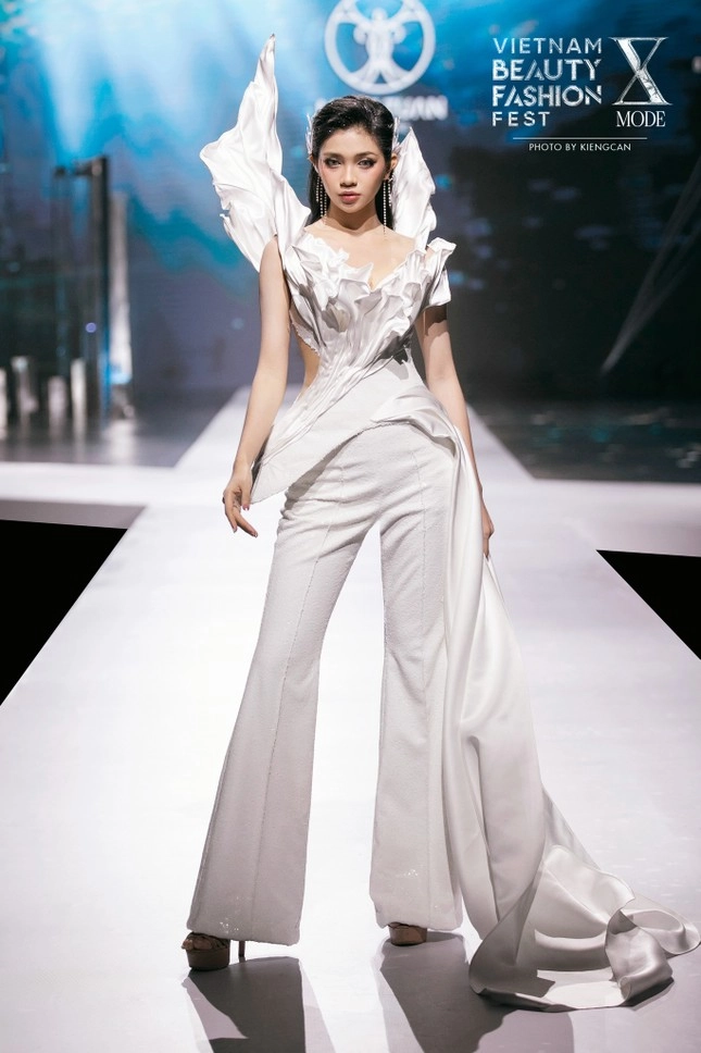 Không còn bị trang phục làm khó nhưng hoa hậu ý nhi vẫn gặp sự cố khi catwalk