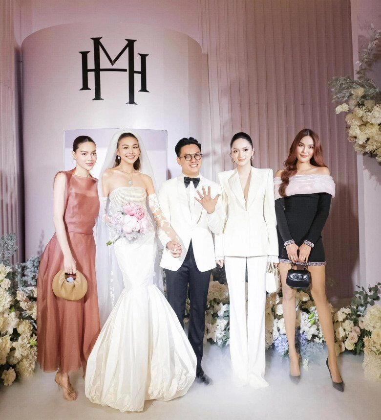Kiểu quần kéo chân được dàn sao mặc đi ăn cưới không cần hở hang vẫn nổi bần bật