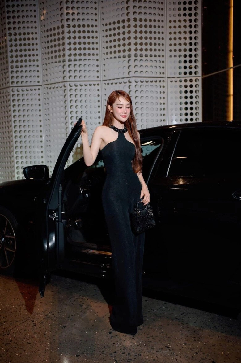 Kiểu quần kéo chân được dàn sao mặc đi ăn cưới không cần hở hang vẫn nổi bần bật