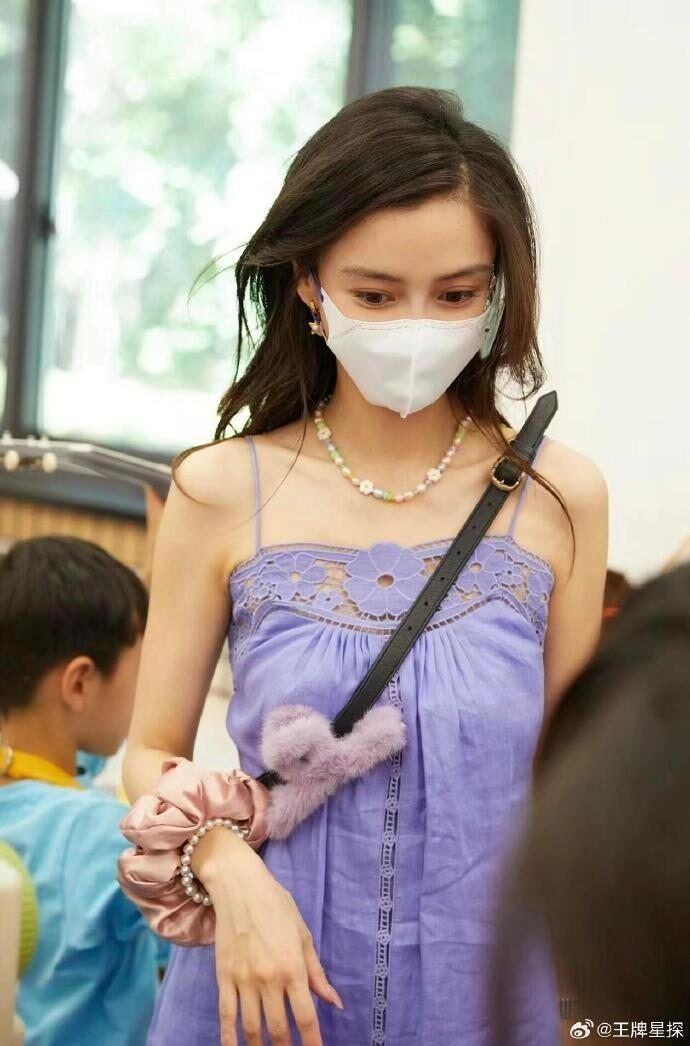 Là minh tinh mặc đẹp có tiếng angela baby đến trường đón con ăn mặc thua xa các mỹ nhân việt