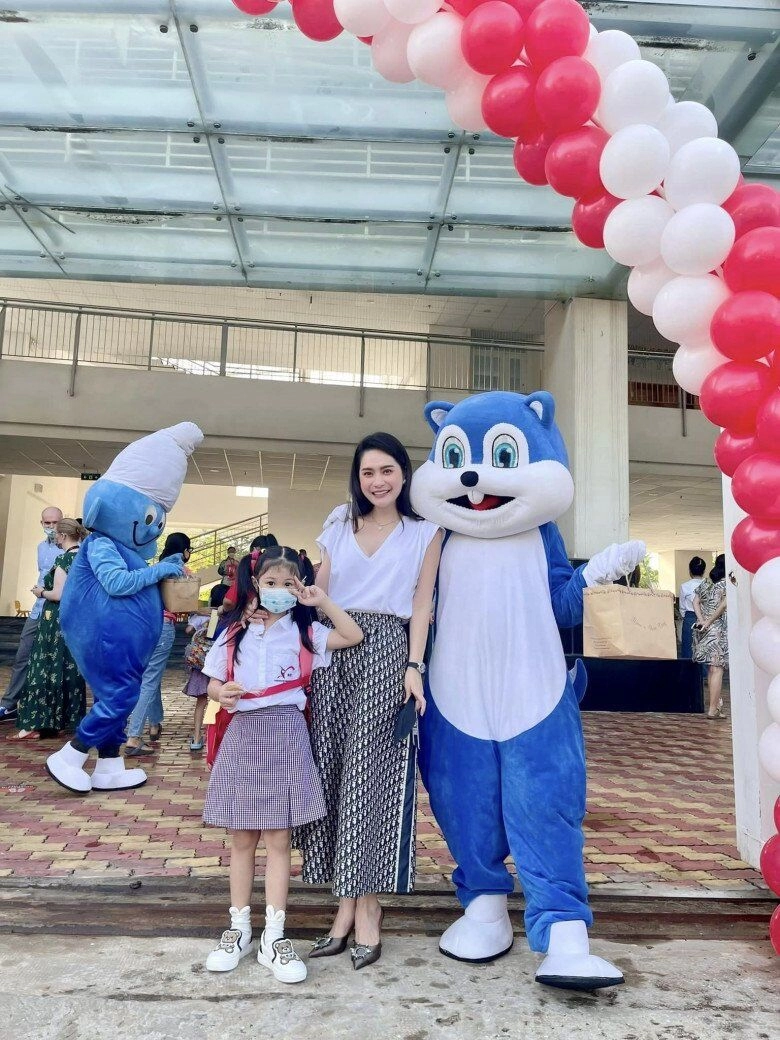 Là minh tinh mặc đẹp có tiếng angela baby đến trường đón con ăn mặc thua xa các mỹ nhân việt