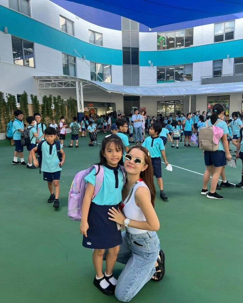Là minh tinh mặc đẹp có tiếng angela baby đến trường đón con ăn mặc thua xa các mỹ nhân việt