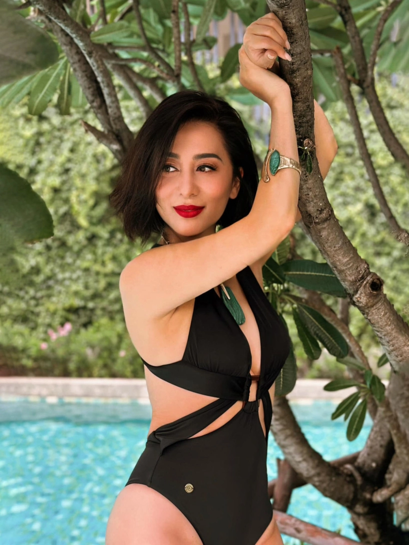 Mc kỳ duyên ngấp nghé 60 vẫn mặc hở bạo