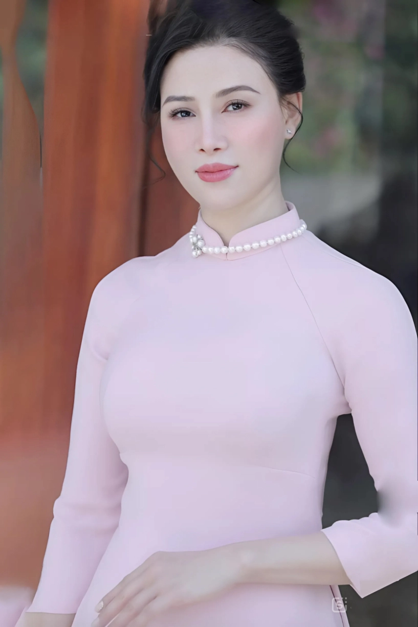 Mẹ phương nhi gây chú ý với nhan sắc như chị gái của con
