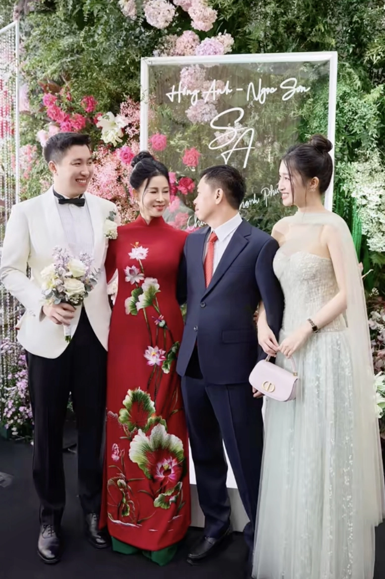 Mẹ phương nhi gây chú ý với nhan sắc như chị gái của con