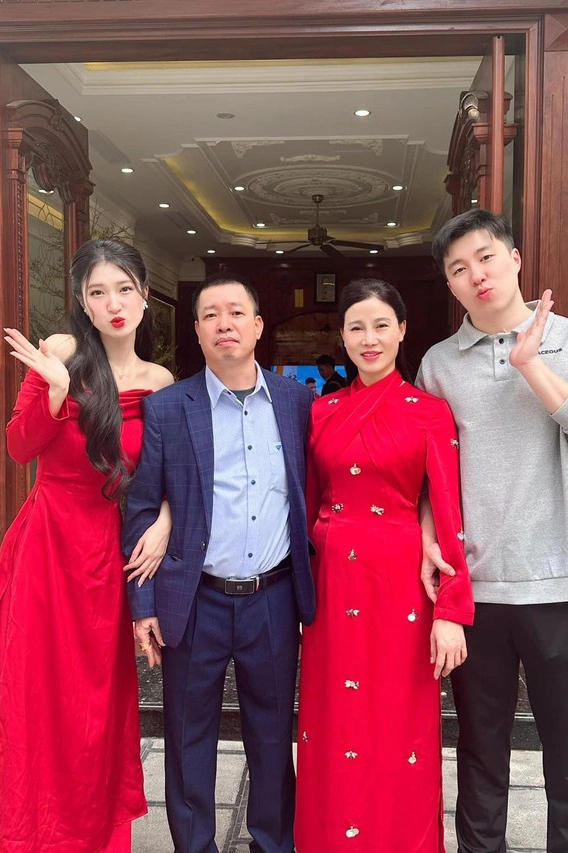 Mẹ phương nhi gây chú ý với nhan sắc như chị gái của con