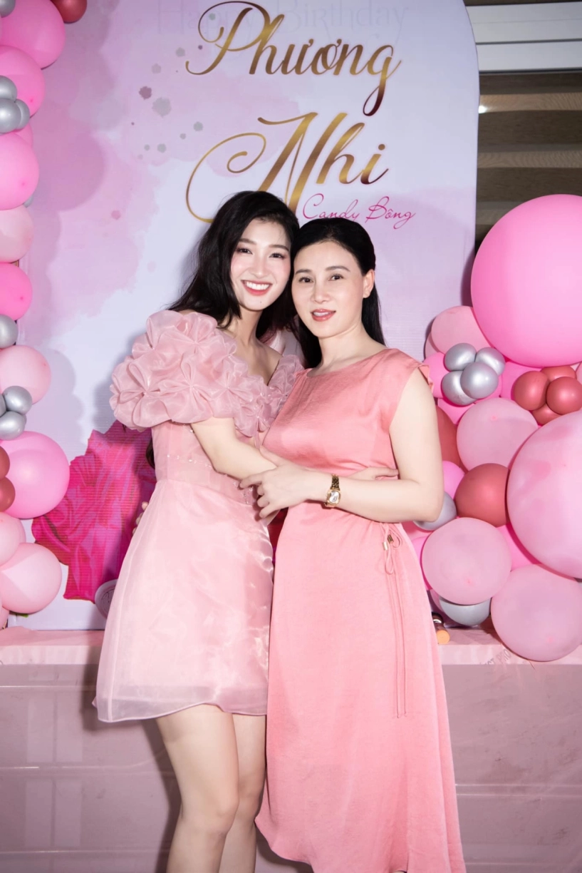 Mẹ phương nhi gây chú ý với nhan sắc như chị gái của con