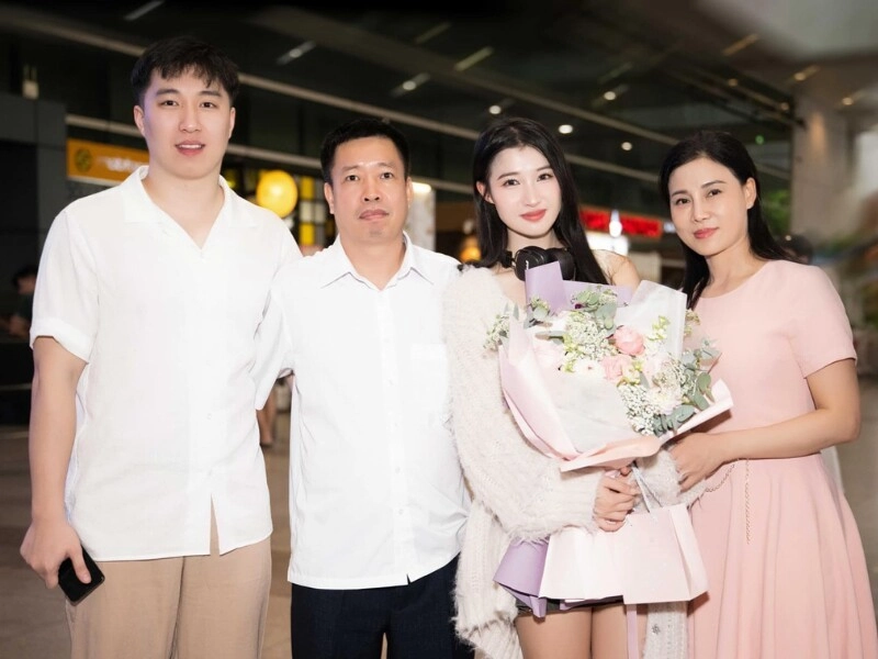 Mẹ phương nhi gây chú ý với nhan sắc như chị gái của con
