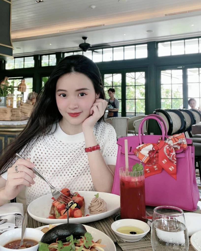 Midu dạo phố với túi xách hơn nửa tỷ đồng màu hiếm