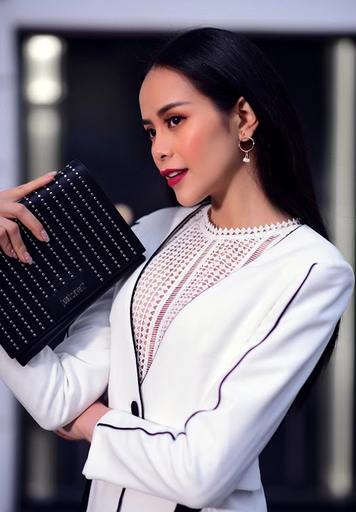 Minh chứng cho thấy sella trương mặc đẹp không thể chê ngay sau khi đăng quang
