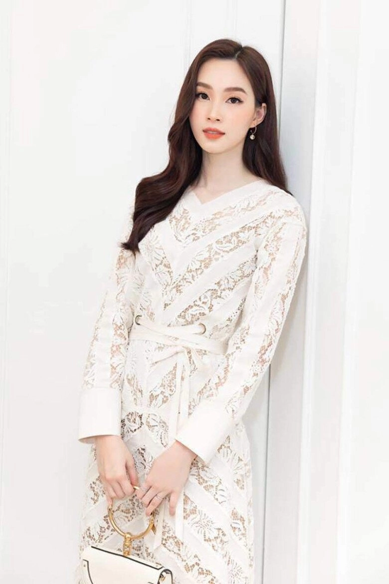Một kiểu váy 10 năm qua đặng thu thảo luôn ứng dụng sang chảnh không lỗi thời giá cả thì phải chăng