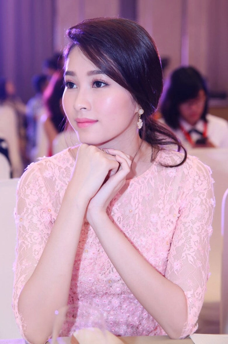 Một kiểu váy 10 năm qua đặng thu thảo luôn ứng dụng sang chảnh không lỗi thời giá cả thì phải chăng