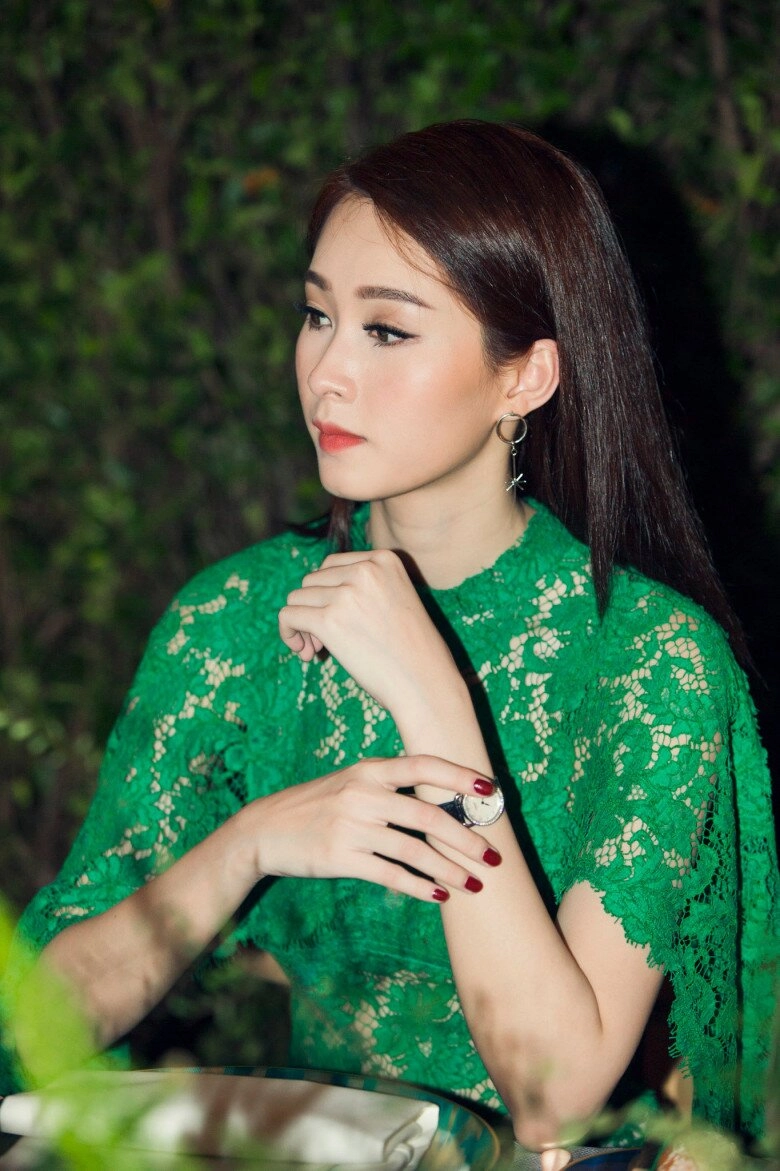 Một kiểu váy 10 năm qua đặng thu thảo luôn ứng dụng sang chảnh không lỗi thời giá cả thì phải chăng