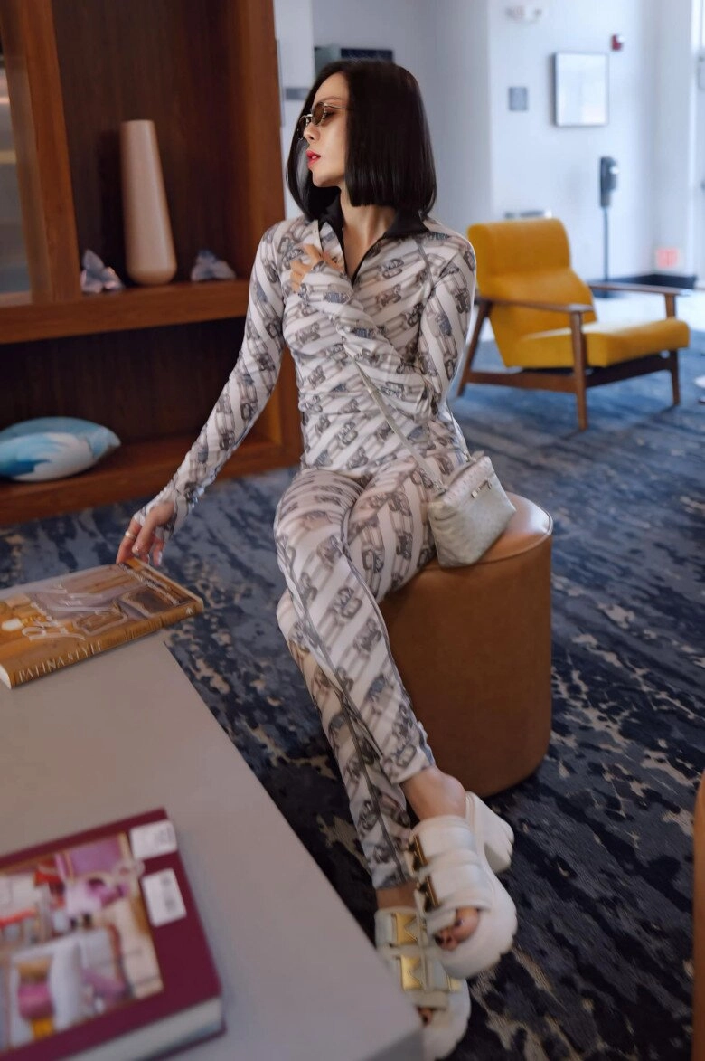 Một ngôi sao 40 đam mê style ăn mặc như siêu nhân muốn diện đồ bó chẽn đến năm 70 tuổi