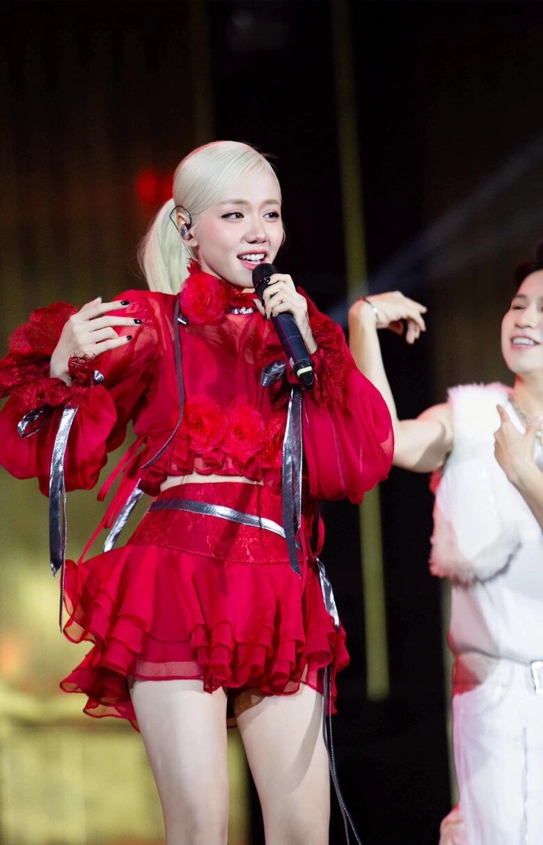 mỹ nhân tóc bạc đẹp nhất nhì showbiz mặc gì cũng khoe được sắc vóc như búp bê