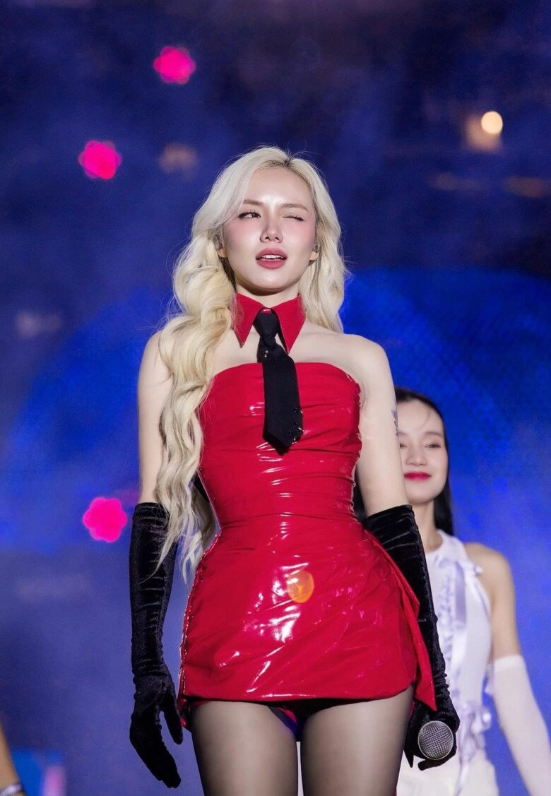 mỹ nhân tóc bạc đẹp nhất nhì showbiz mặc gì cũng khoe được sắc vóc như búp bê