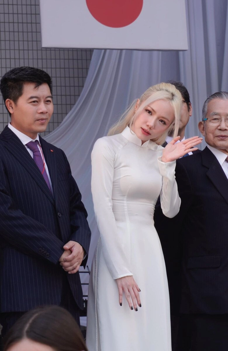 mỹ nhân tóc bạc đẹp nhất nhì showbiz mặc gì cũng khoe được sắc vóc như búp bê