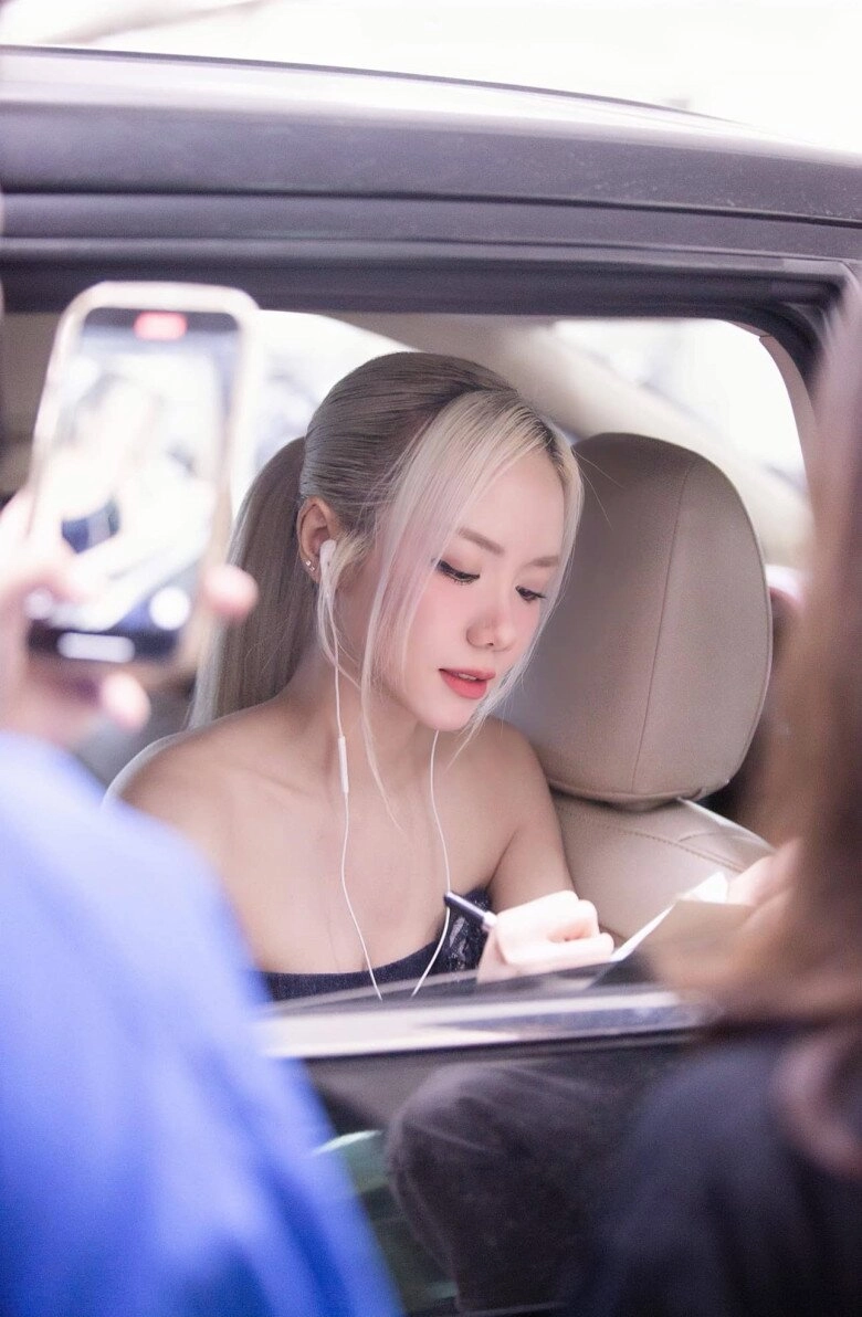 mỹ nhân tóc bạc đẹp nhất nhì showbiz mặc gì cũng khoe được sắc vóc như búp bê