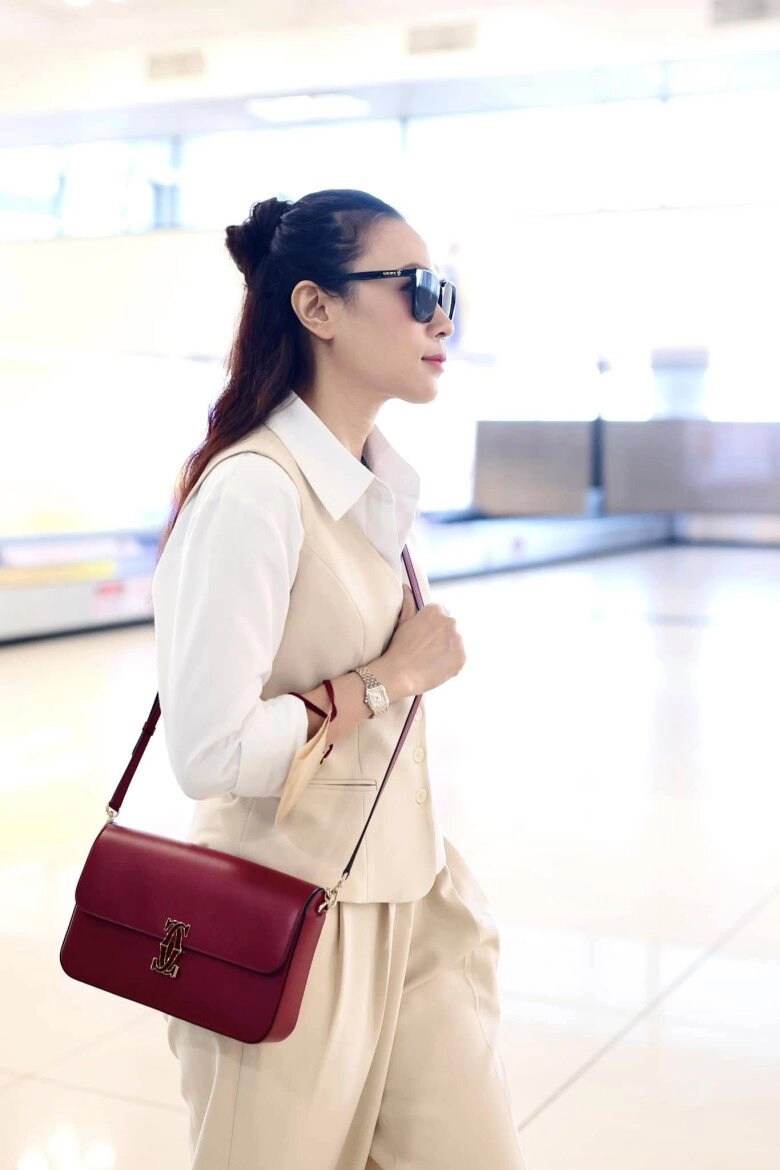 Mỹ tâm tuổi 43 đi diễn trời rét mặc gợi cảm khoe eo thon chân dài