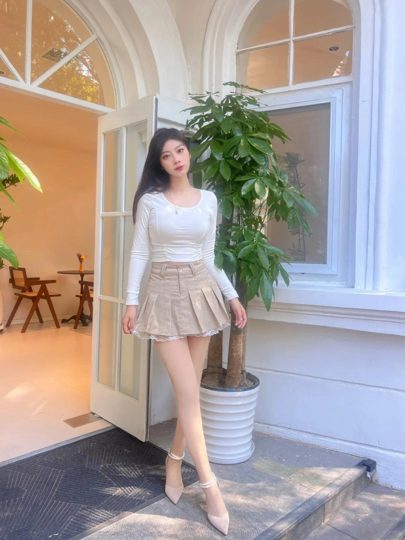 Nên đi giày màu trắng hay màu be giúp kéo chân dài hơn