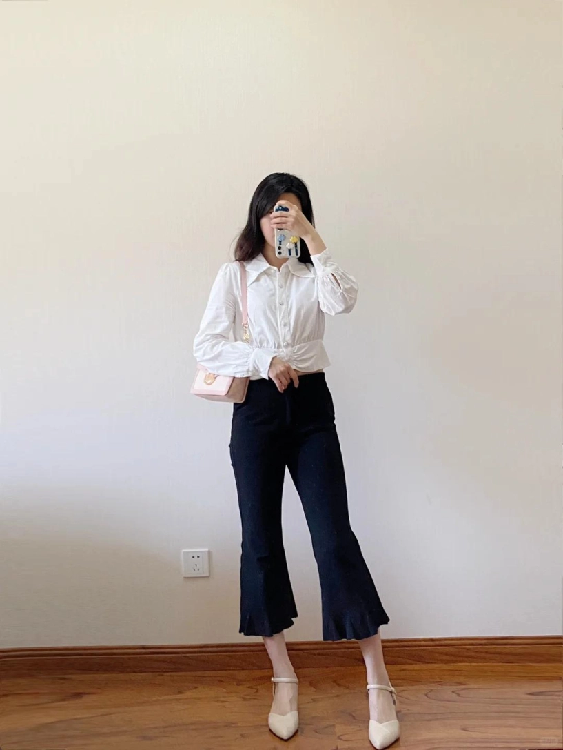 Nên đi giày màu trắng hay màu be giúp kéo chân dài hơn