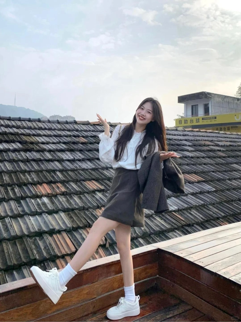 Nên đi giày màu trắng hay màu be giúp kéo chân dài hơn