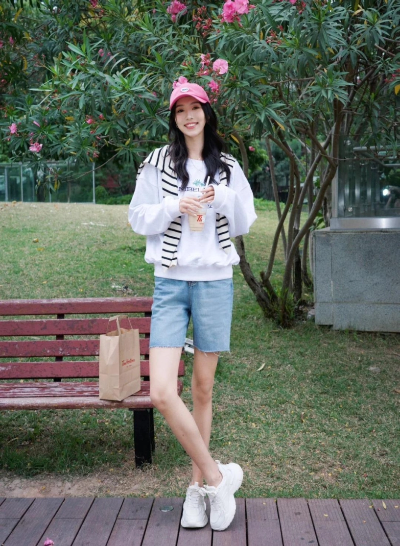 Nên đi giày màu trắng hay màu be giúp kéo chân dài hơn