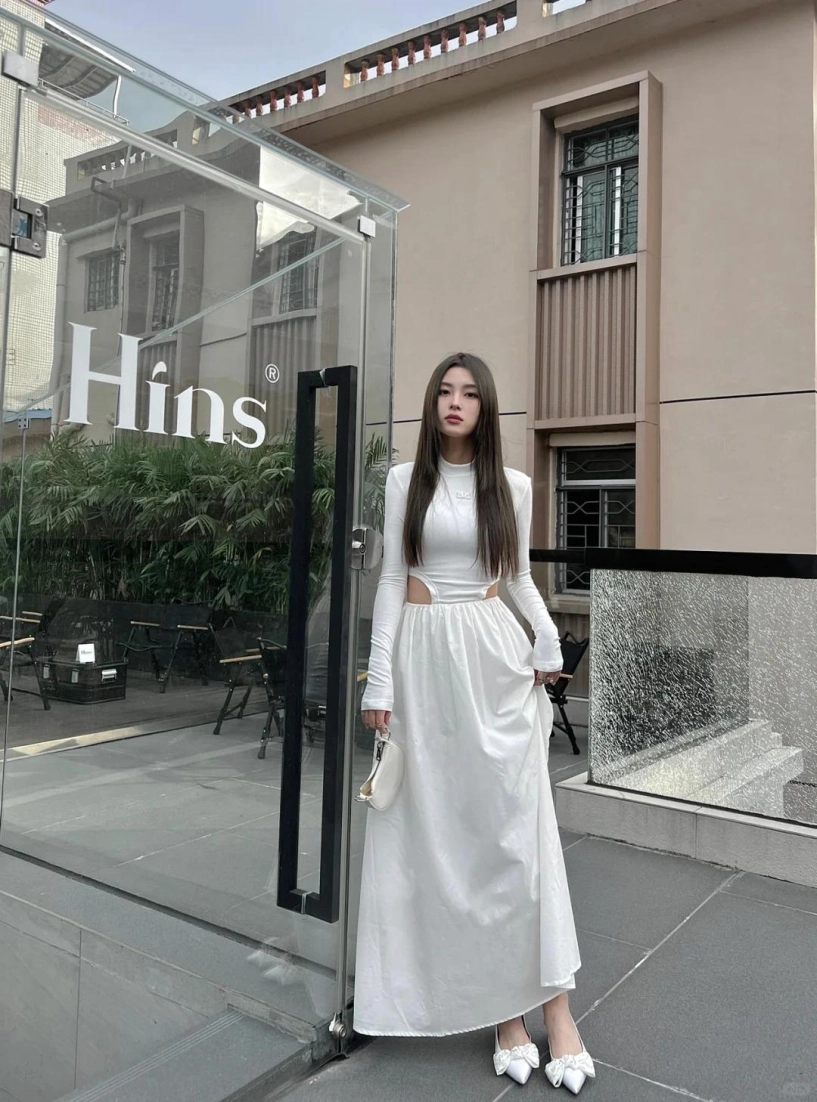 Nên đi giày màu trắng hay màu be giúp kéo chân dài hơn