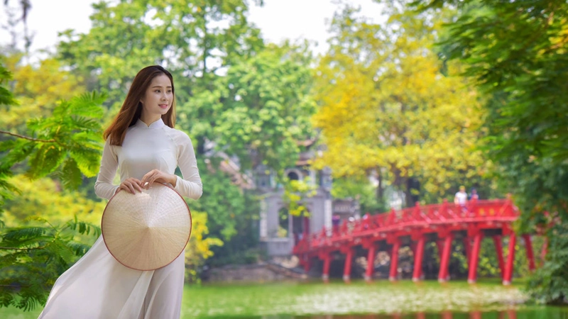 Người đàn ông giữ hồn cho áo dài việt không cưỡng lại được nên phải chụp thôi