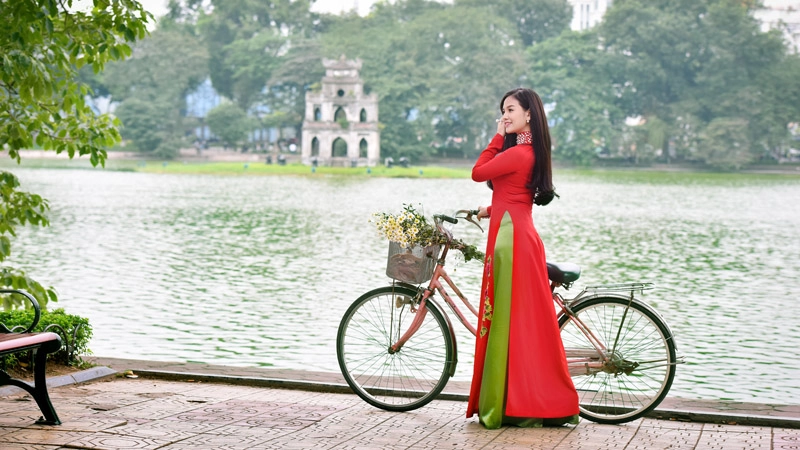 Người đàn ông giữ hồn cho áo dài việt không cưỡng lại được nên phải chụp thôi